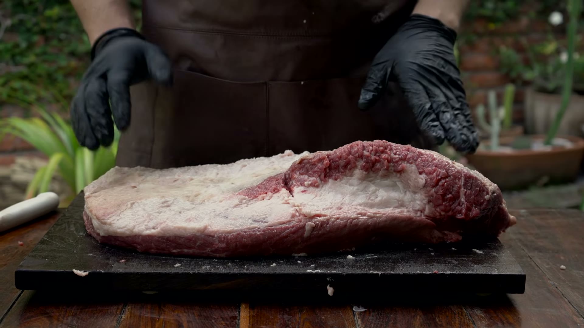 Aplicando aceite y rub de sal y pimienta al brisket