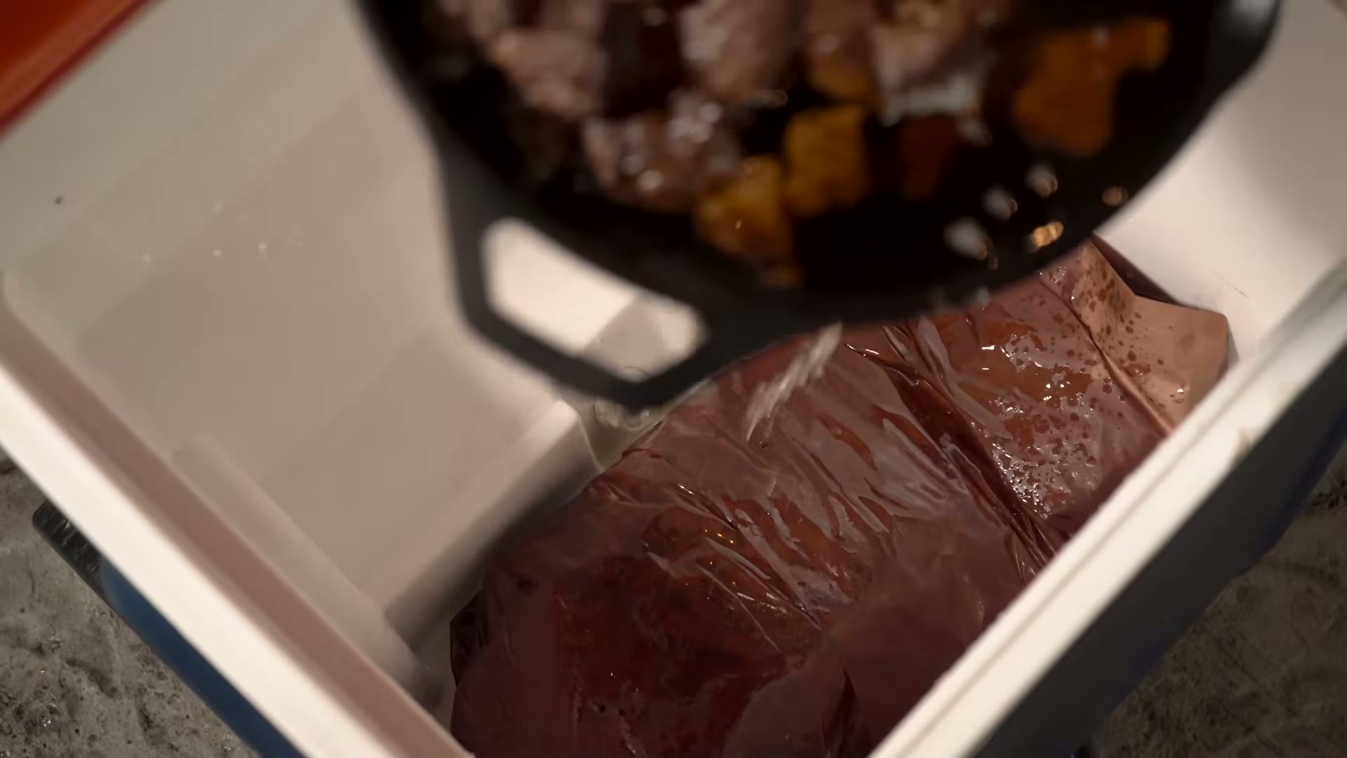 Brisket en el ahumador siendo atomizado con jugo y vinagre de manzana