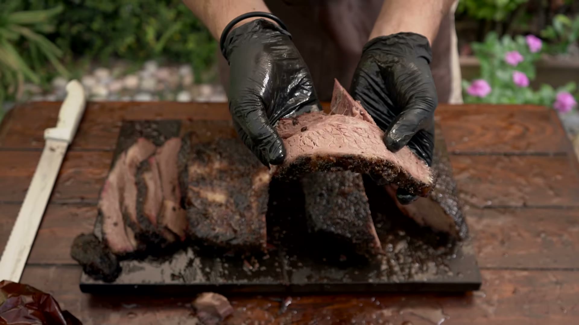 Envolviendo el brisket con la técnica del foil boat con grasa derretida