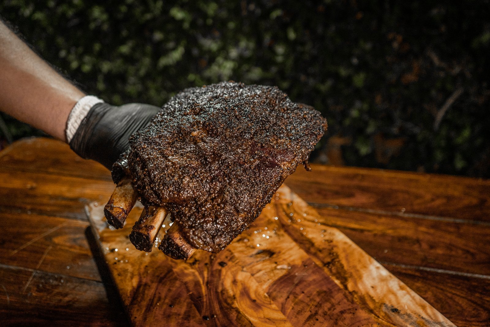 Short rib desbaratándose con el hueso limpio