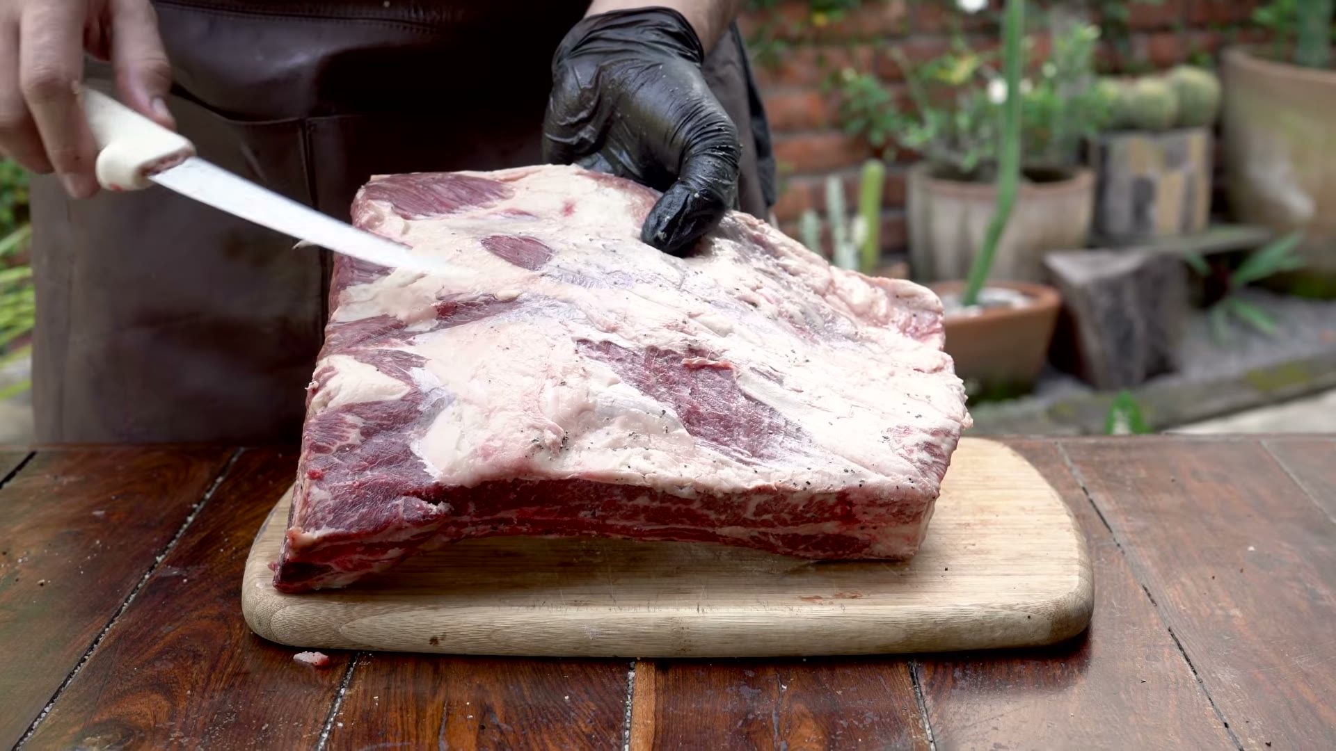 Aplicando el rub elaborado al short rib USDA Prime
