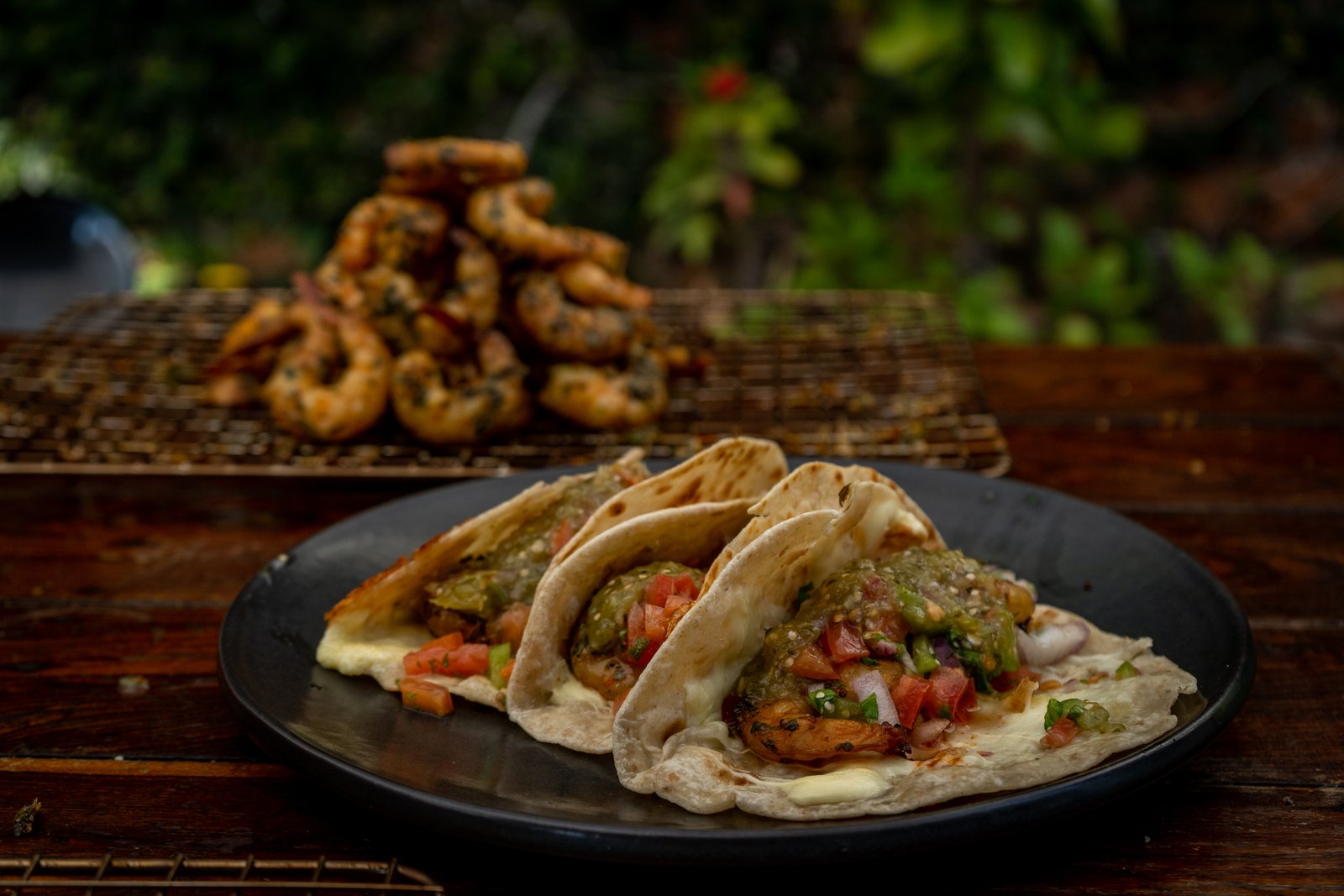 Camarones ahumados en mantequilla, ajo y cilantro
