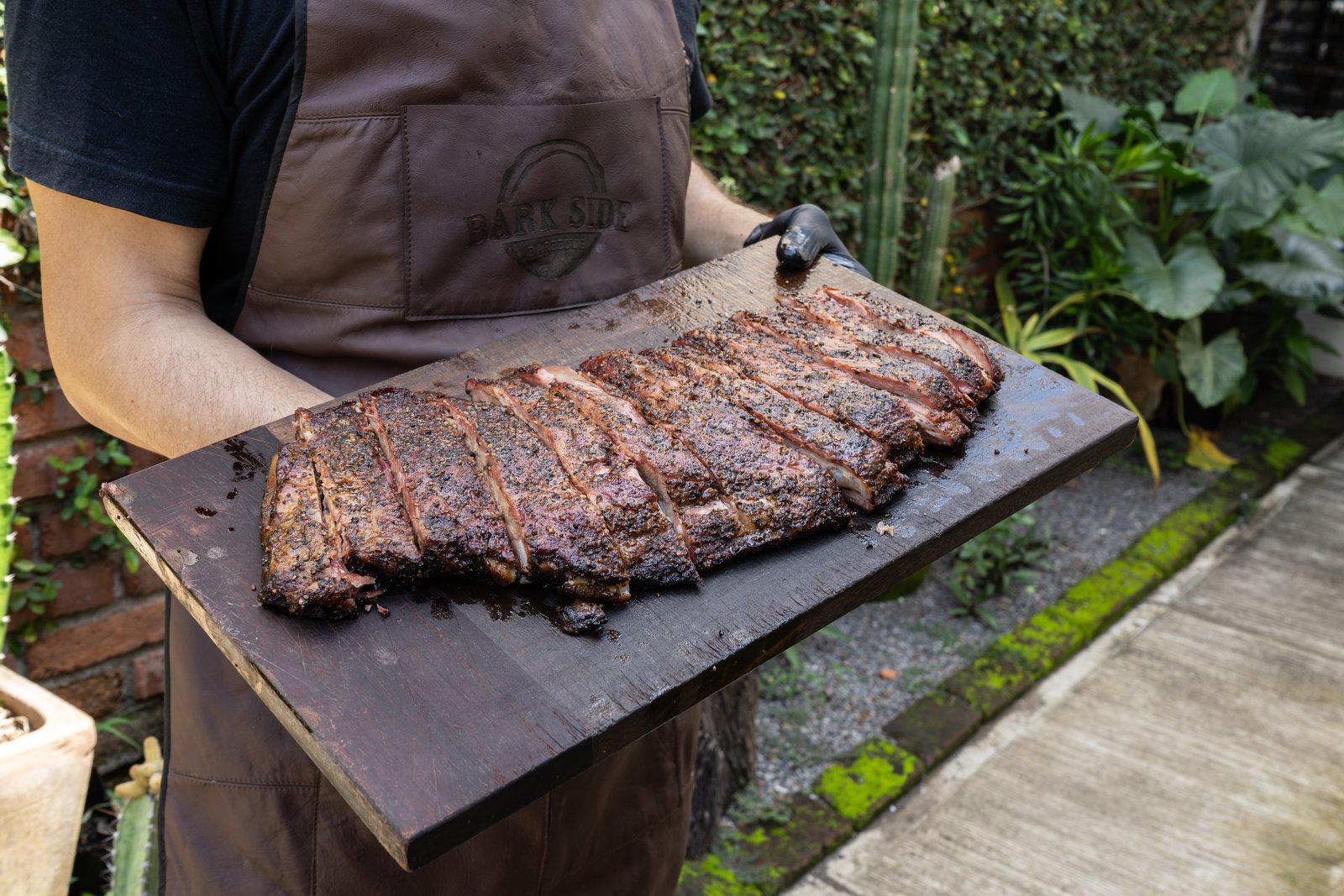 Spare ribs con salsa BBQ, mostrando smoke ring