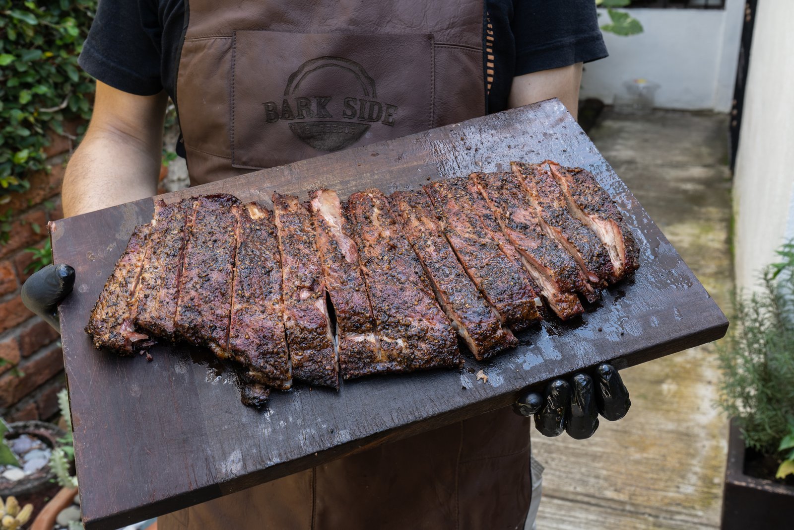 Costillas bañadas en salsa BBQ servidas