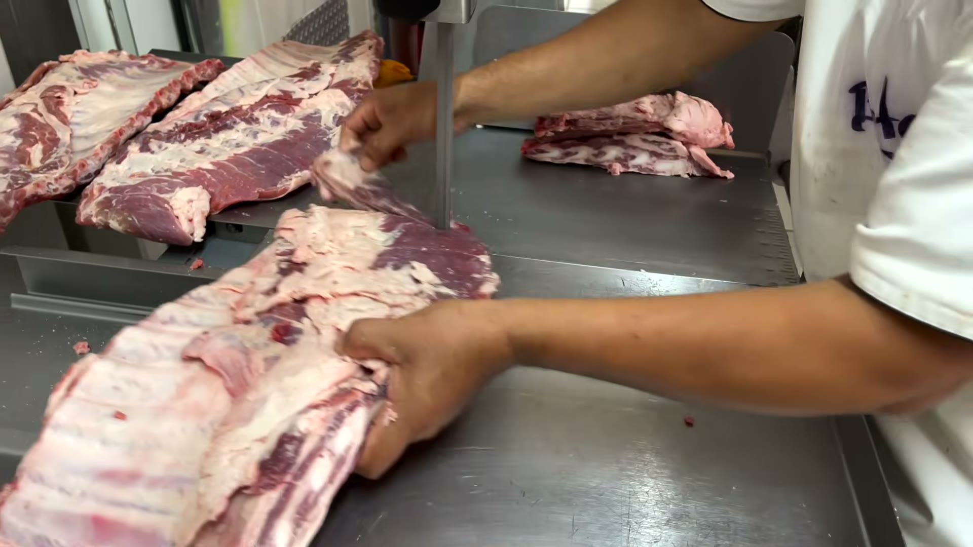 Aplicando el rub a las spare ribs con la membrana intacta