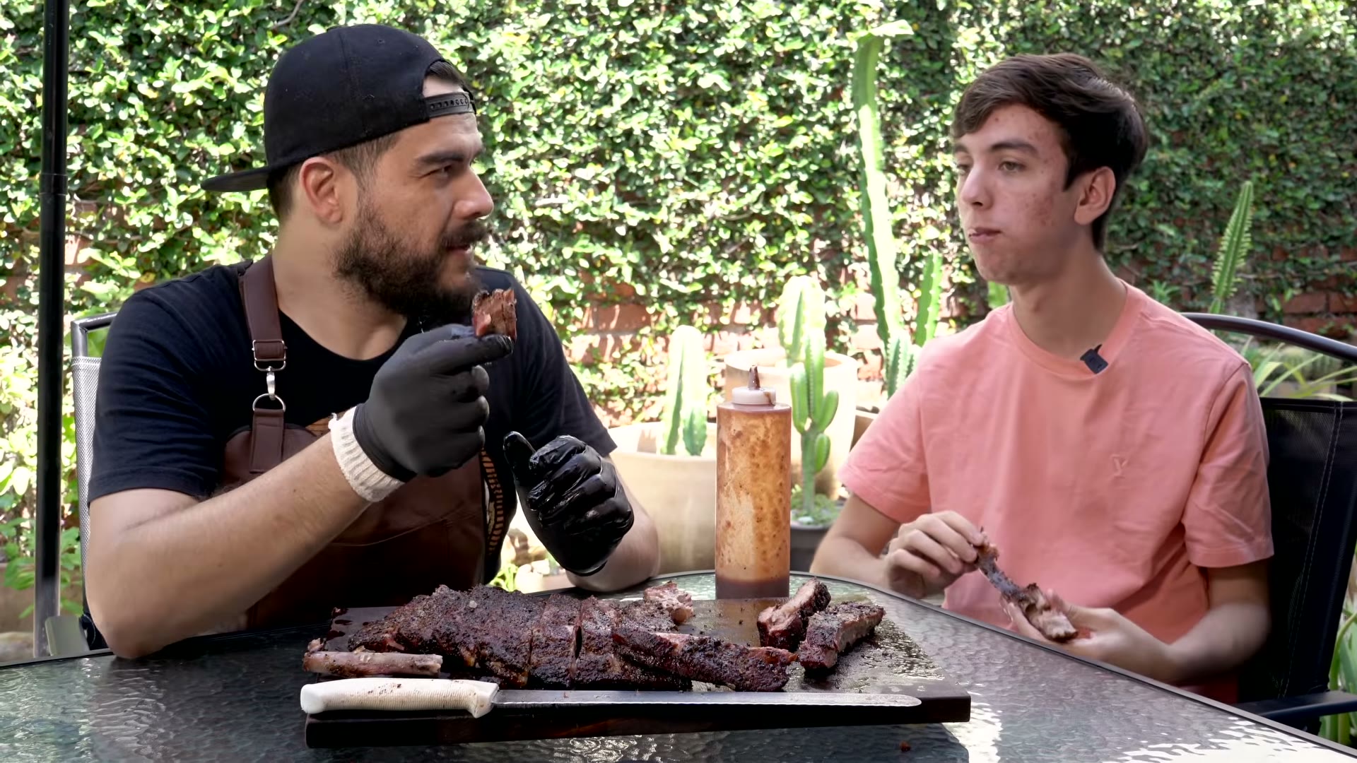 Aplicando la salsa BBQ diluida a las costillas