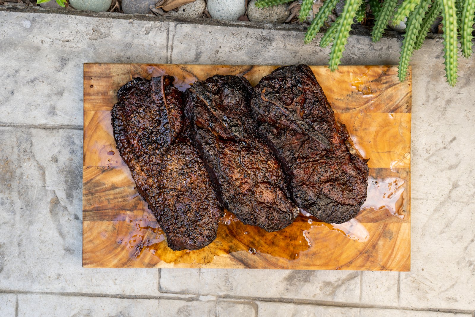 Pork steaks servidos con salsa BBQ