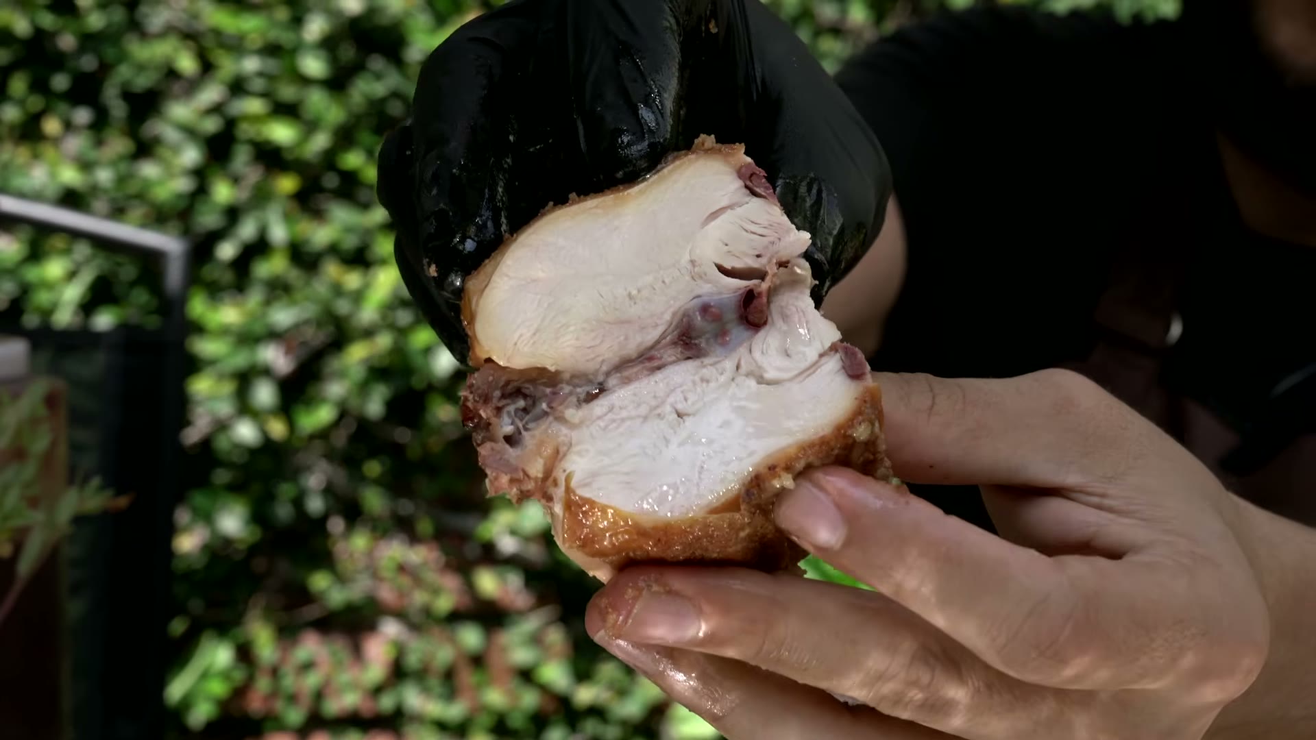 Pechuga de pollo ahumada jugosa, cortada