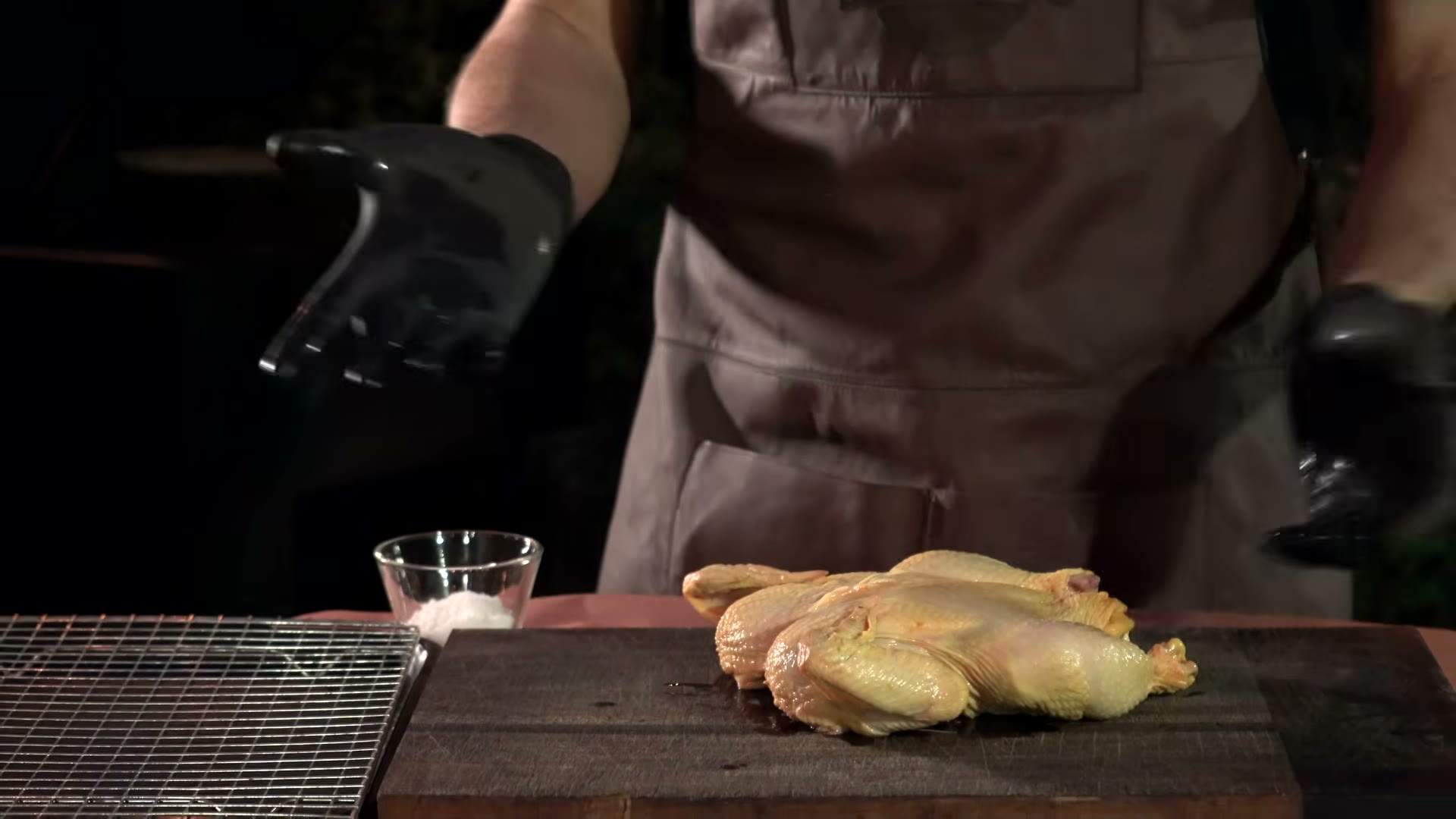 Pollo spatchcock salado sobre un rack, listo para el dry brine nocturno