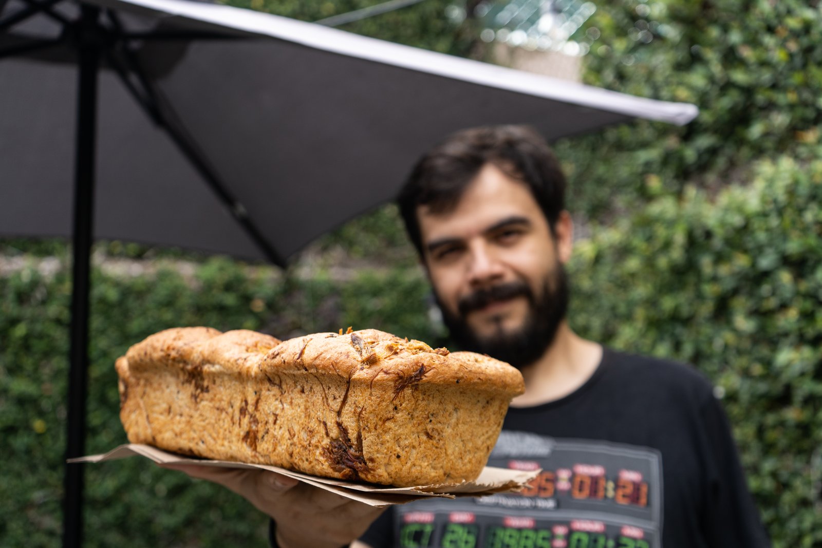 Pork shoulder deshebrado, mostrando smoke ring y jugosidad
