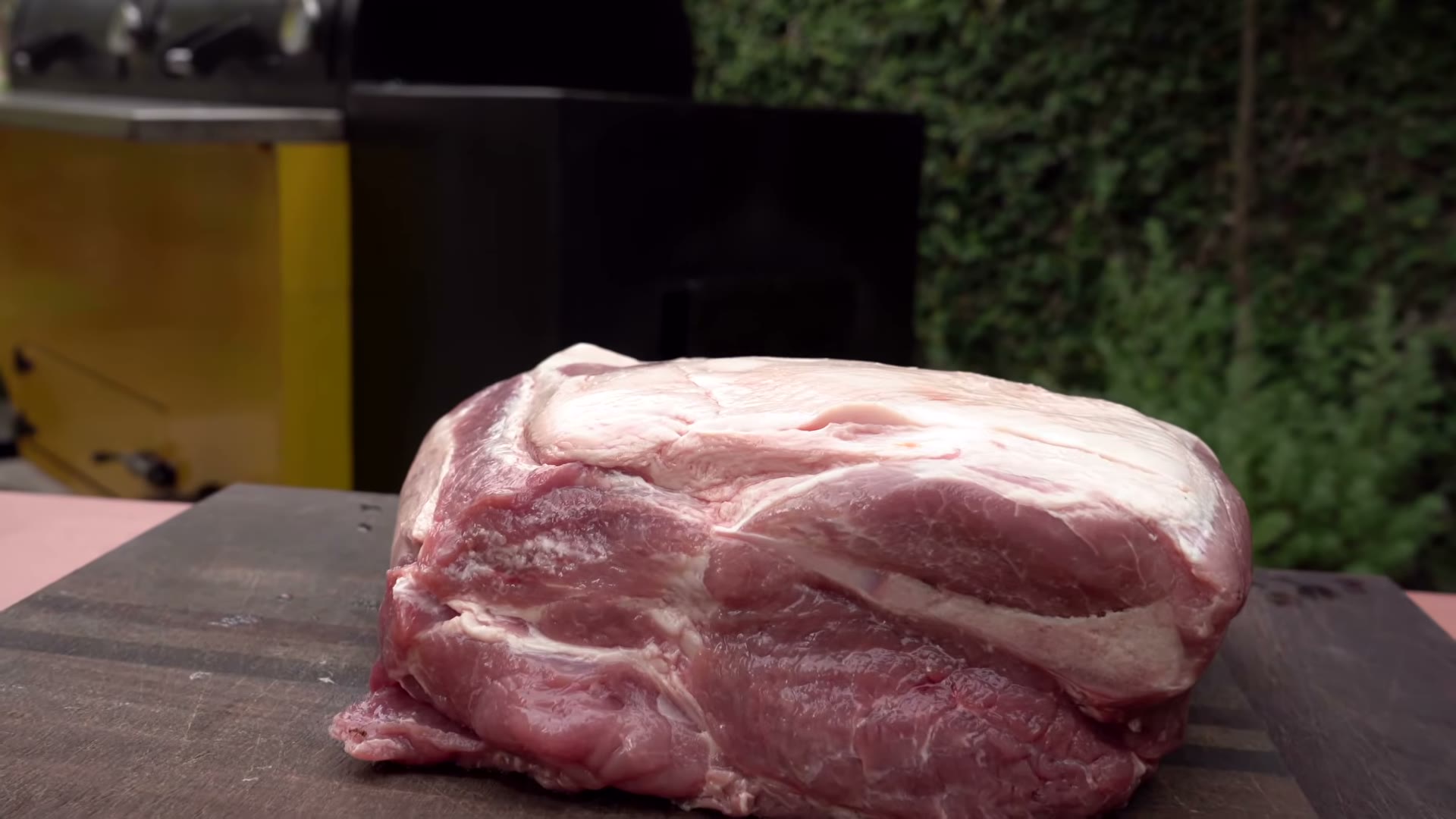 Aplicando mostaza y rub al pork shoulder