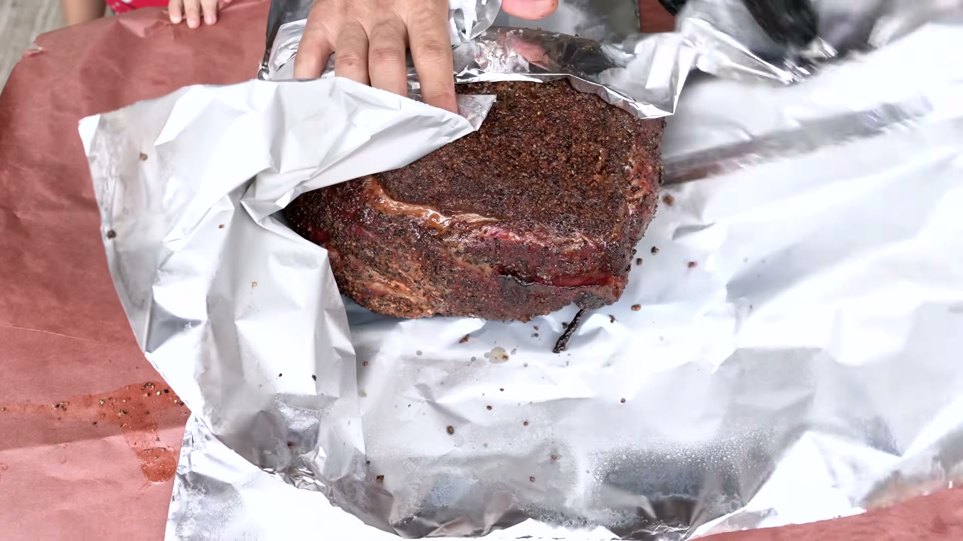 Pork shoulder en el ahumador formando el bark