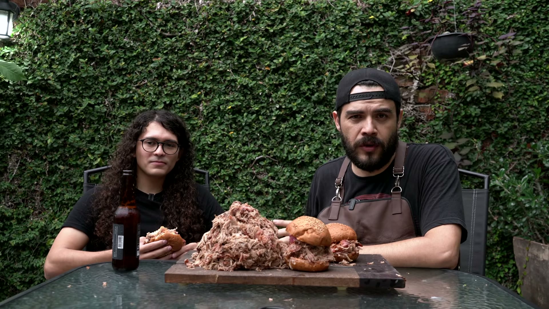 Envolviendo el pork shoulder en aluminio bien apretado