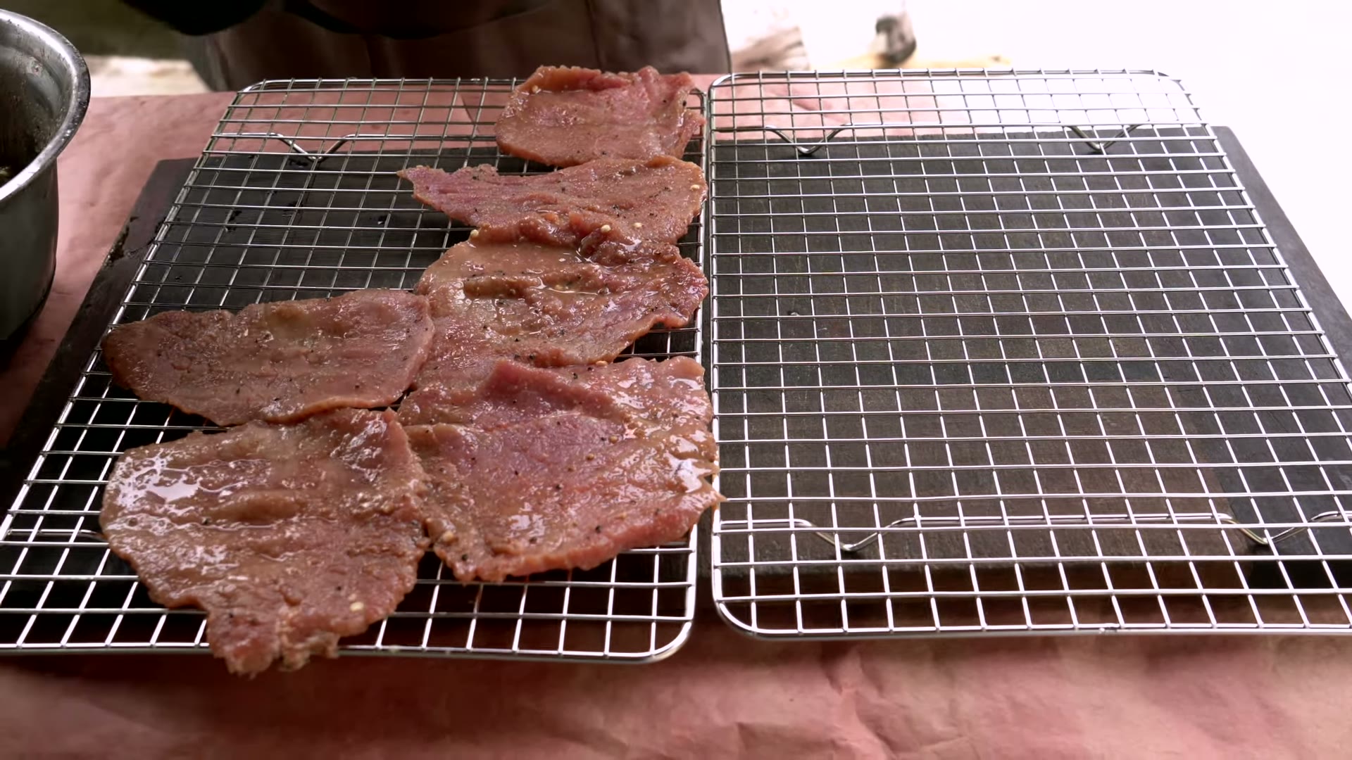 Cecina ahumada casera terminada, dorada