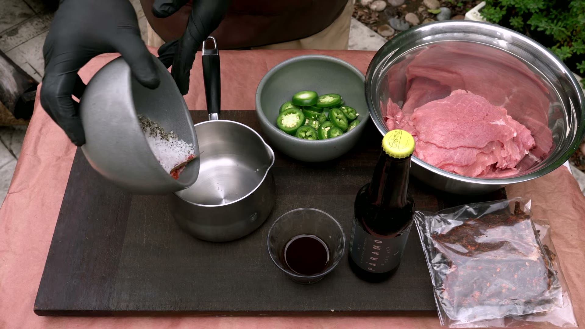 Carne de cecina cubierta con el marinado, lista para refrigerar