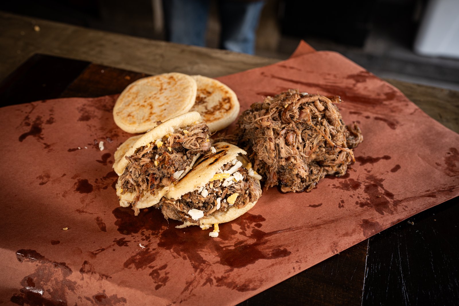 Arepa venezolana rellena de papada de cerdo ahumada y confitada