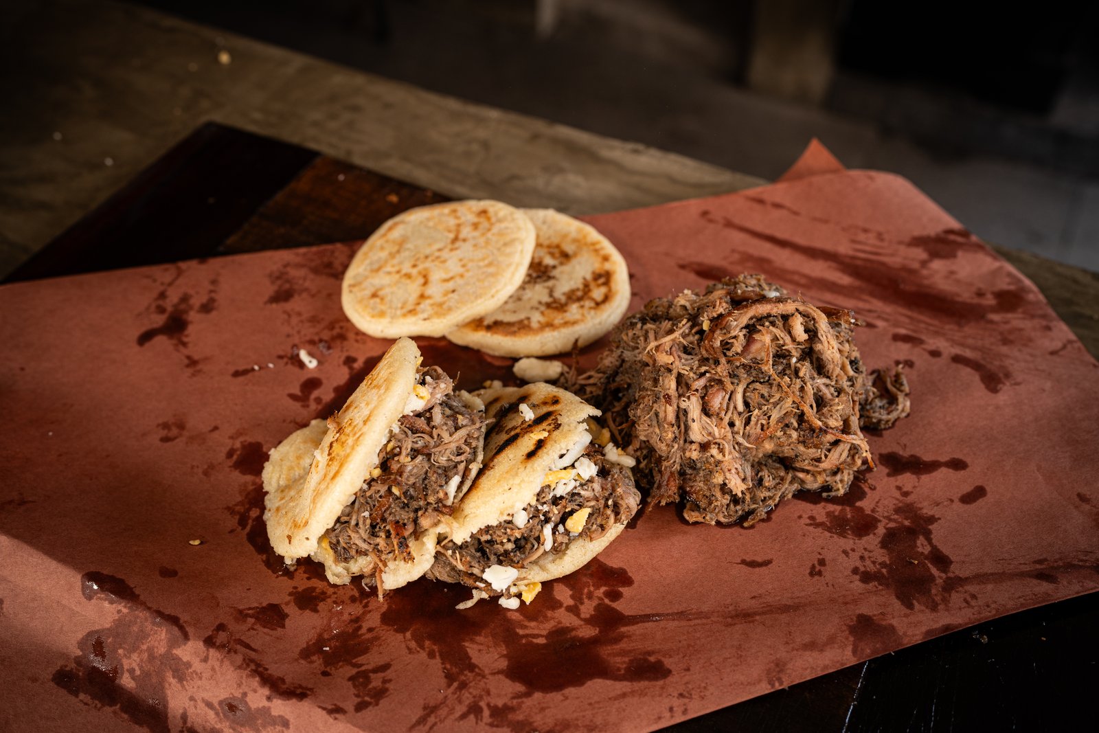 Papada de cerdo deshebrada lista para rellenar arepas