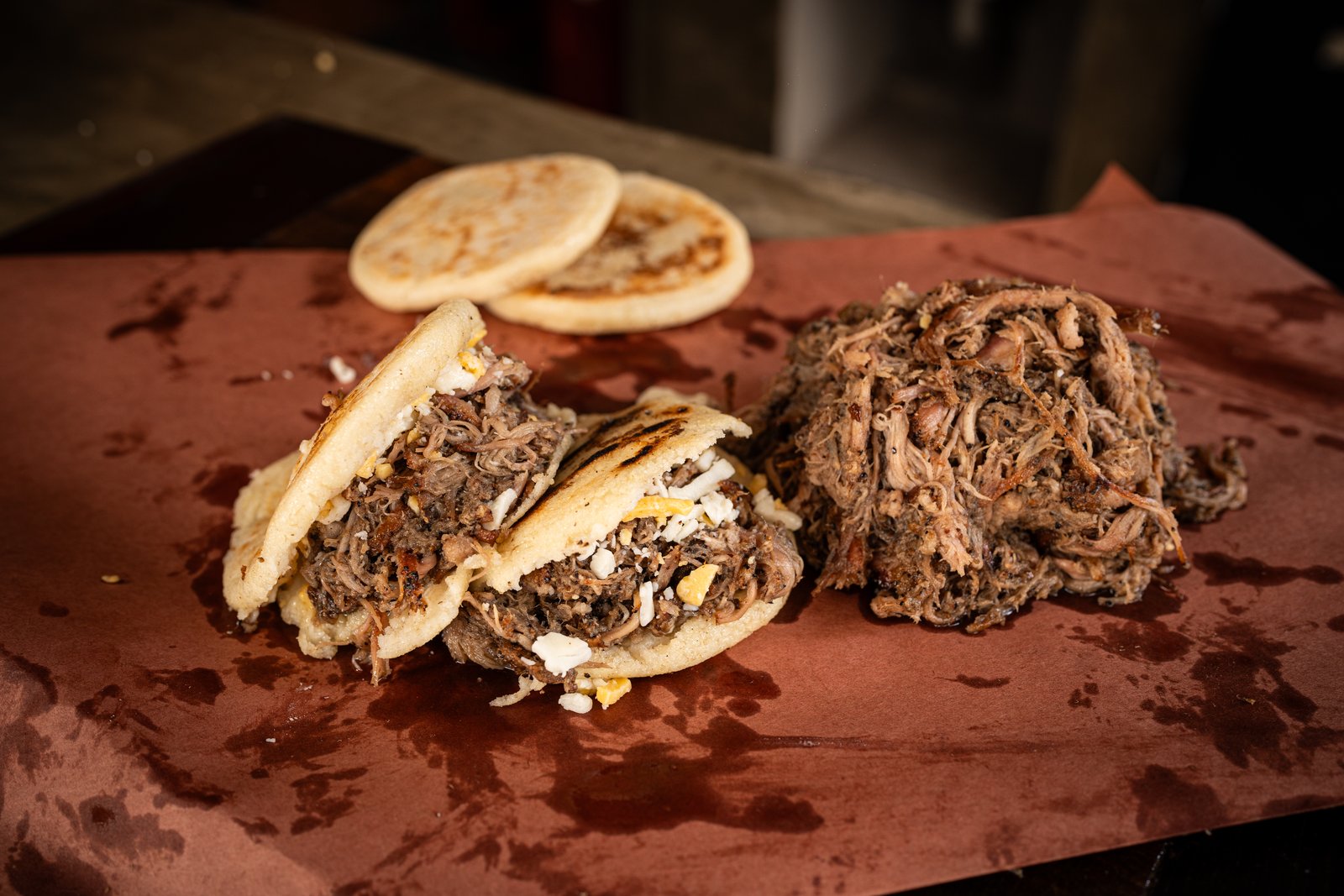 Arepa sifrina de papada de cerdo servida