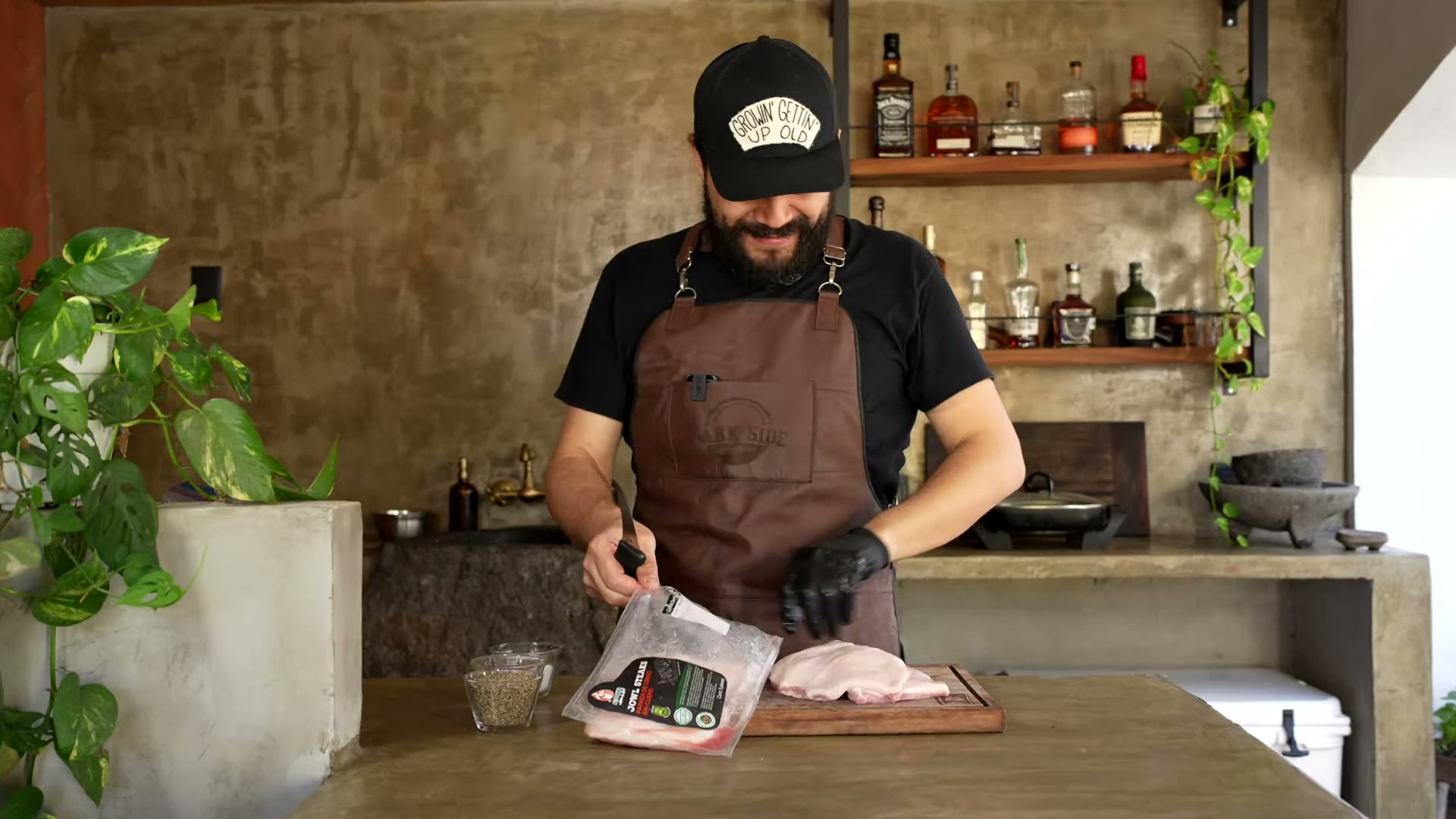 Aplicando el rub a la papada de cerdo