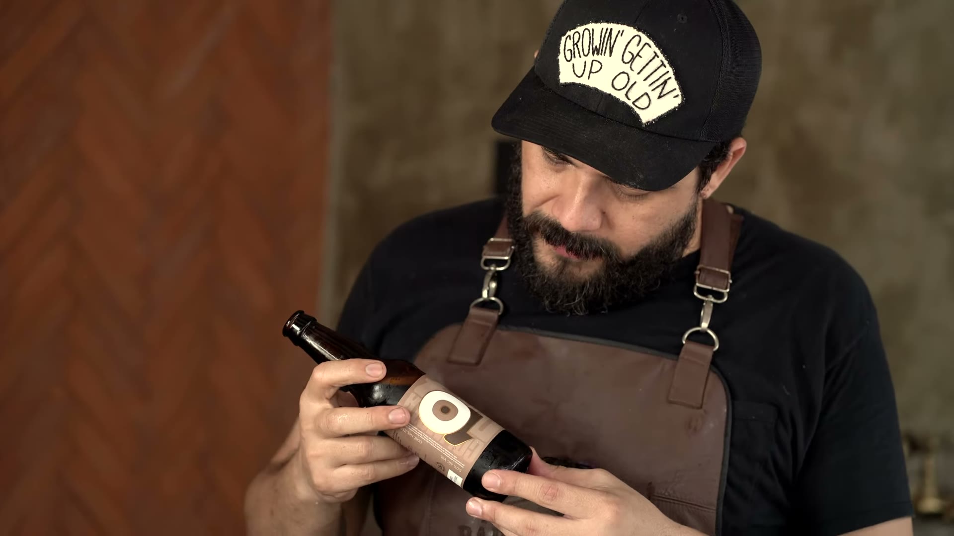 Deshebrando la papada confitada para rellenar las arepas
