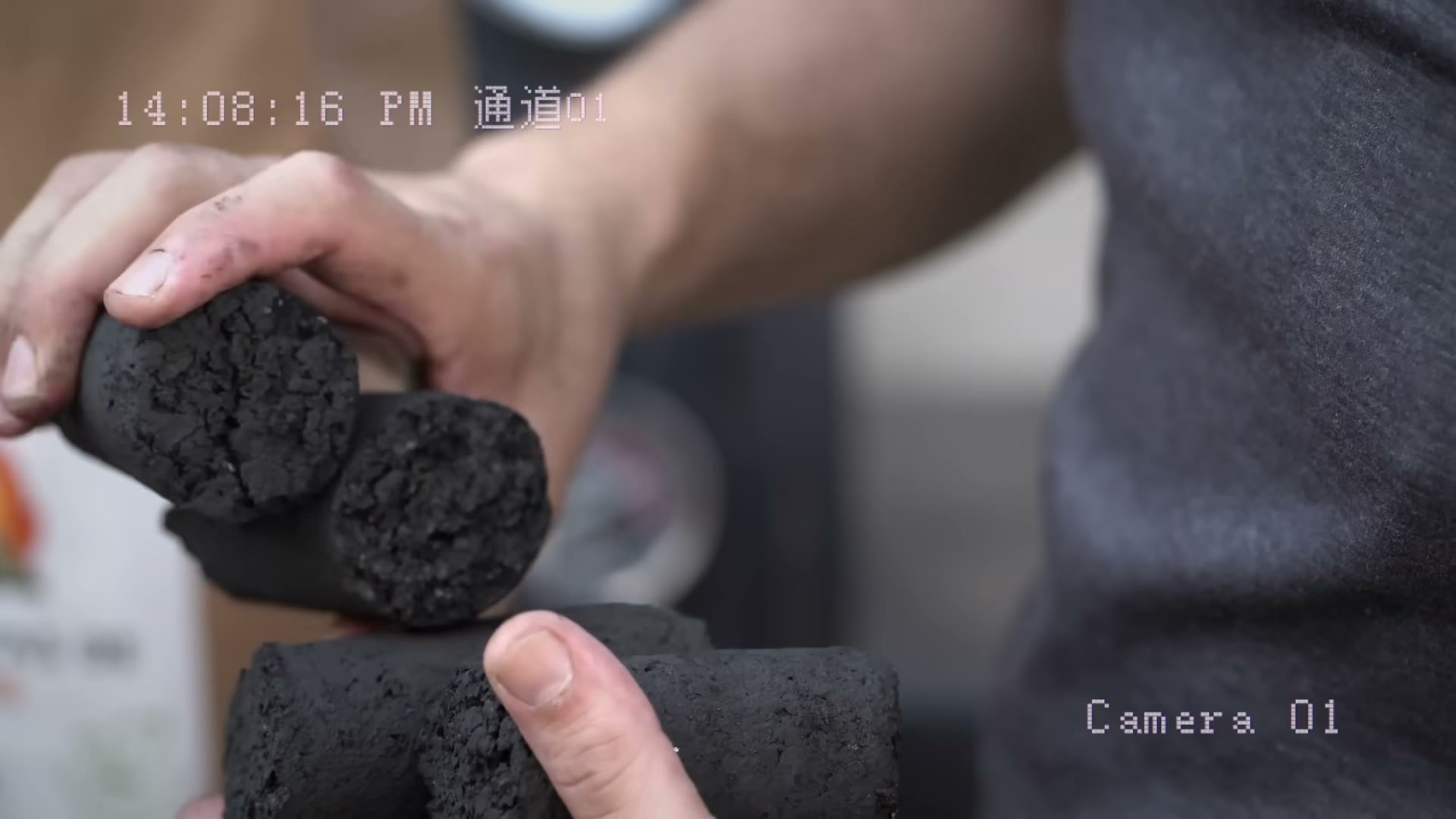 Carbón acomodado a un lado del Weber modificado, listo para encender