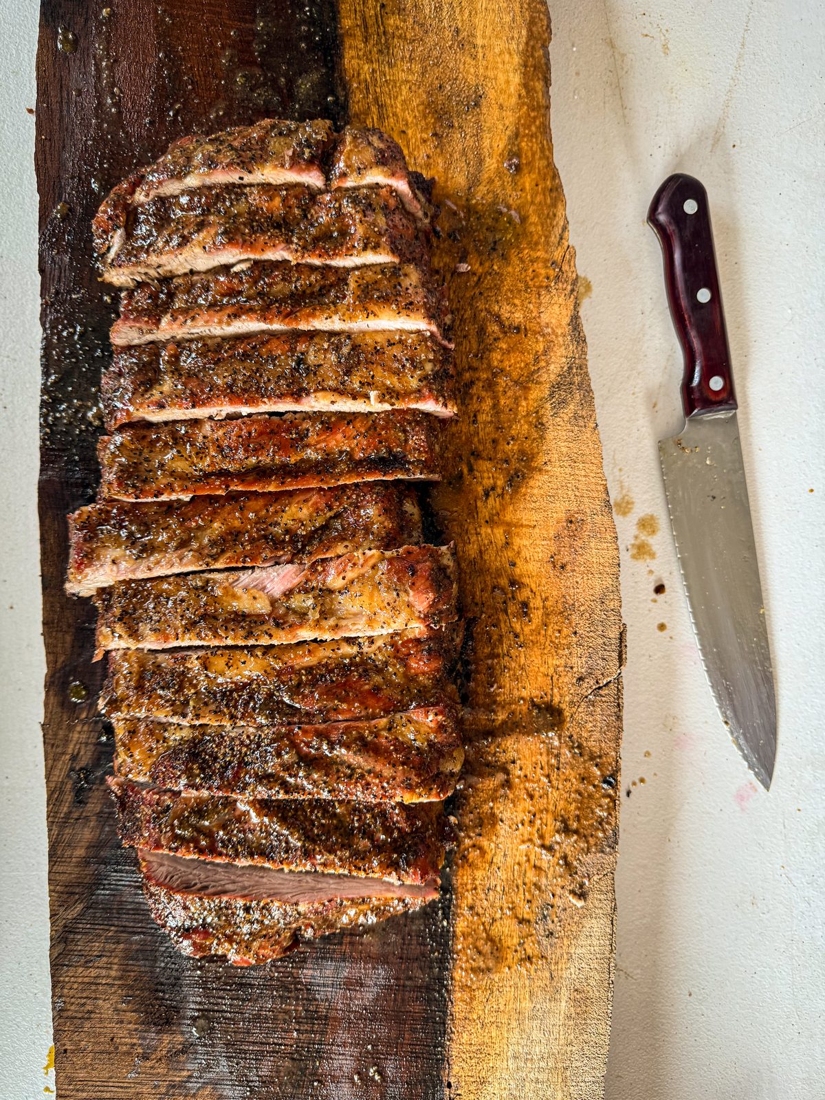 Costillas terminadas del ahumador improvisado, listas para servir