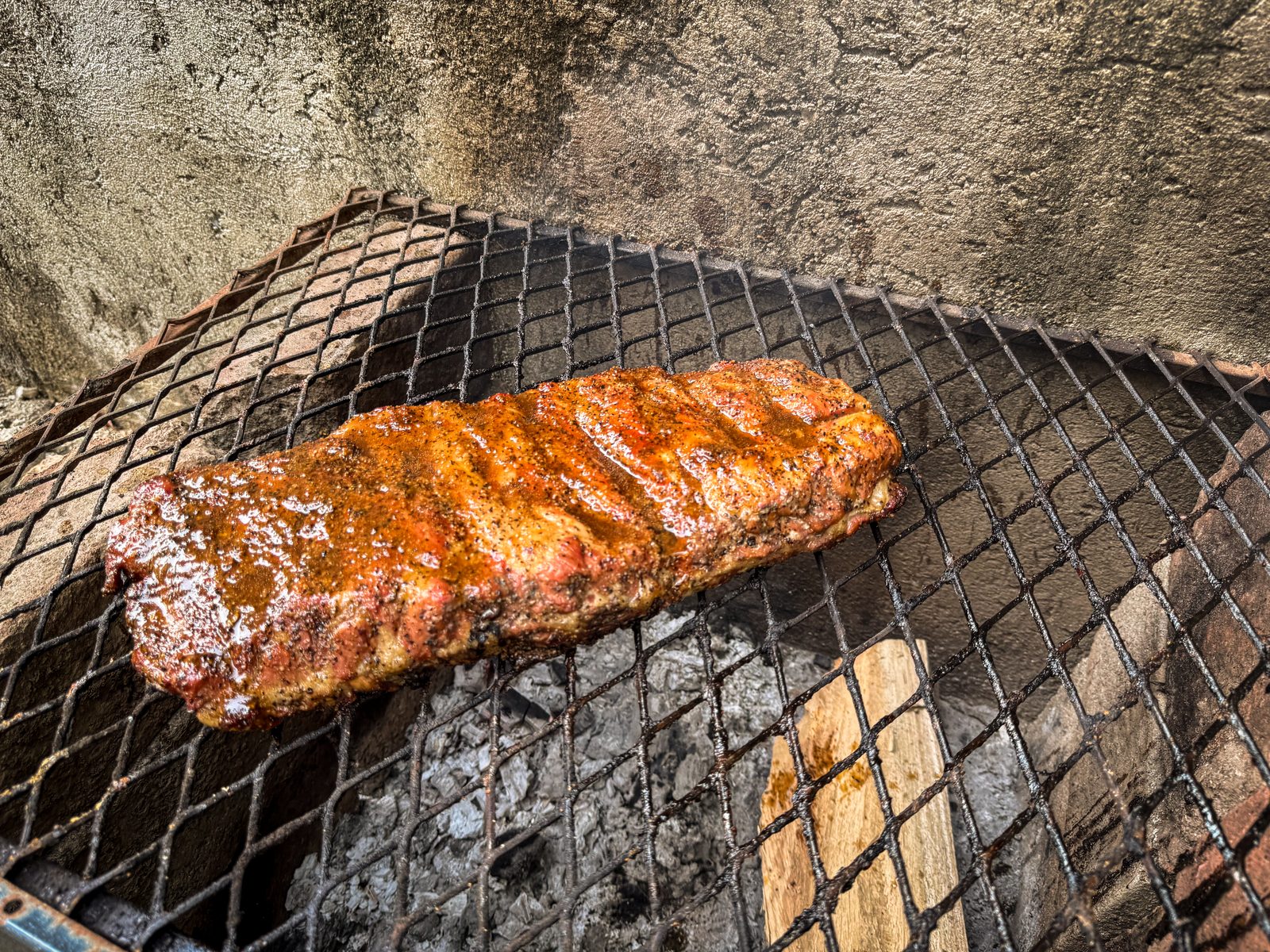Ahumador improvisado con ladrillos y parrilla vieja