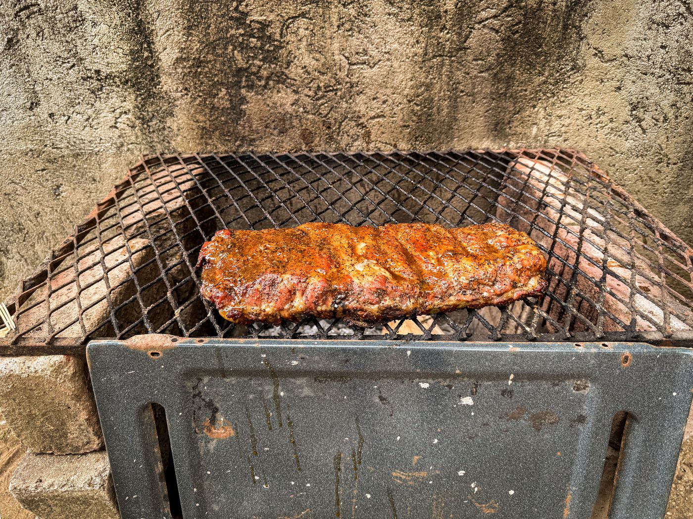 Costillas siendo sazonadas con rub casero