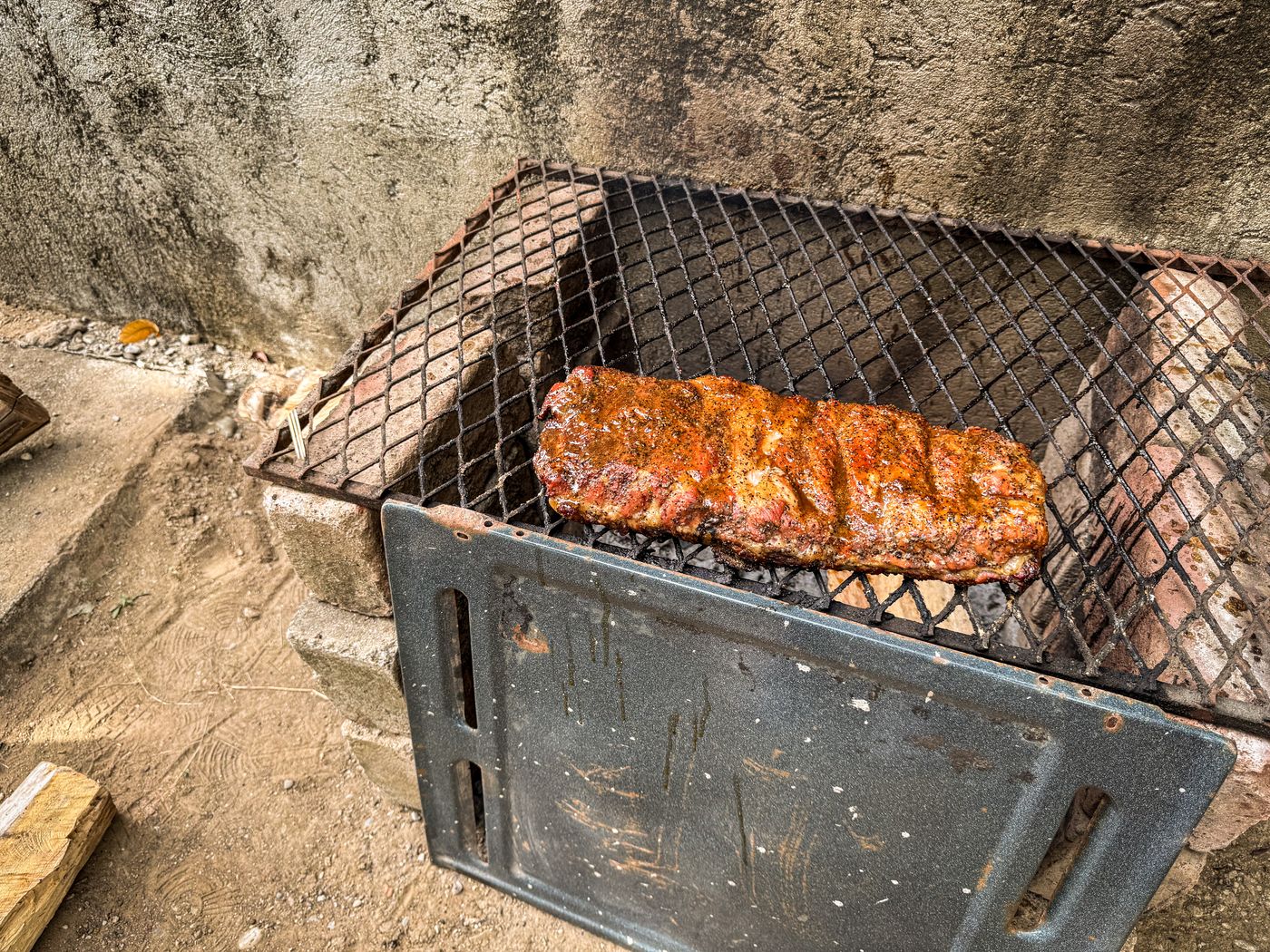 Costillas ahumando dentro del pit improvisado de ladrillos