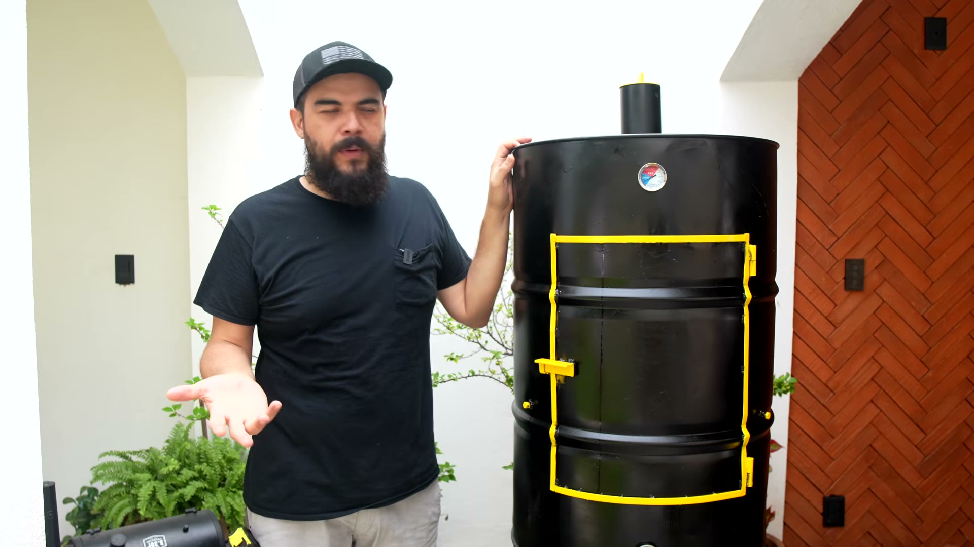 Ahumador de tambo vertical completo, mostrando la parrilla superior para ahumado en frío