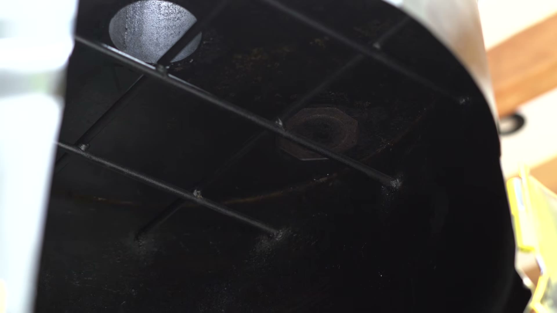Detalle de la placa difusora y termómetros del ahumador