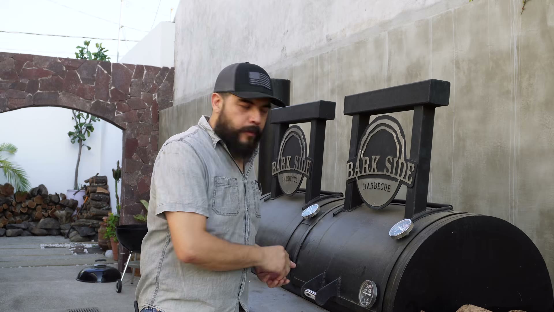 Leños colocados sobre el firebox para precalentar