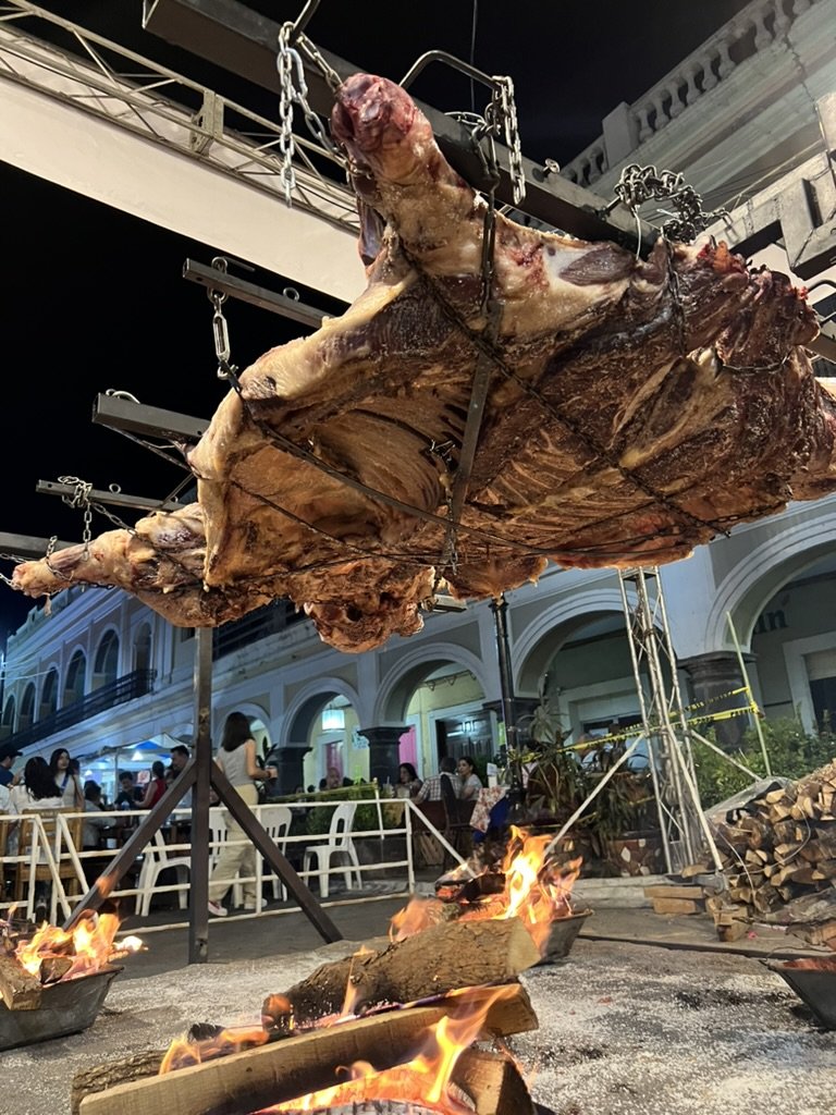 La vaca entera colgada sobre el fuego durante la noche