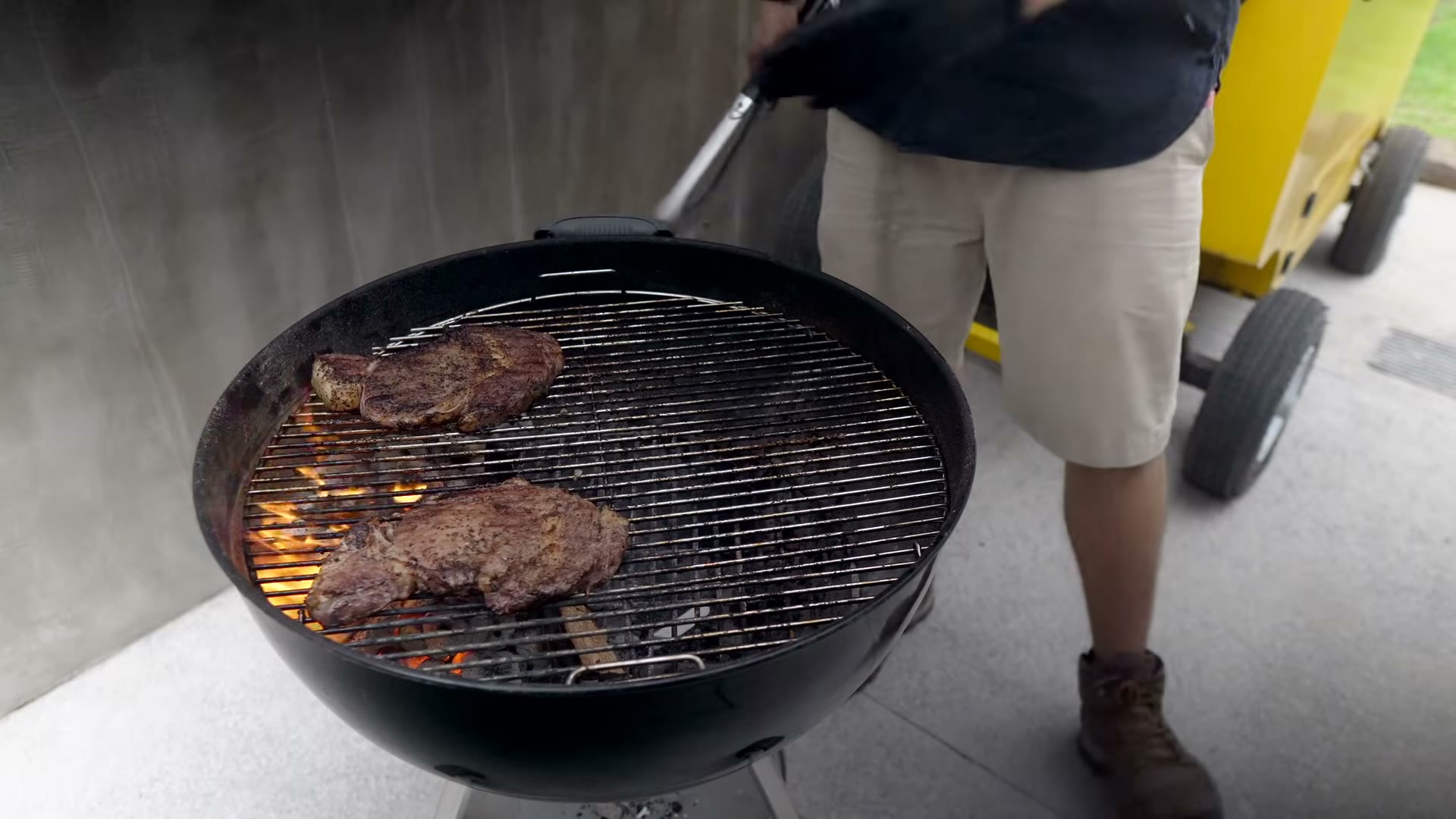 Ribeye cortado mostrando el término medio perfecto