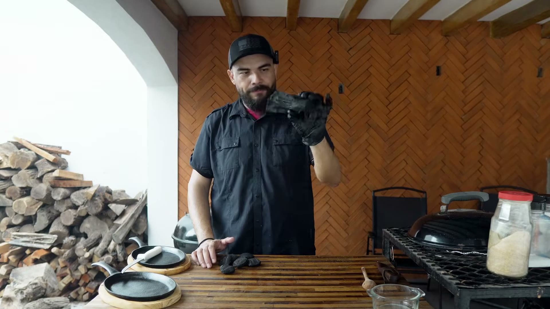 Chimenea de carbón encendiendo briquetas para el asado