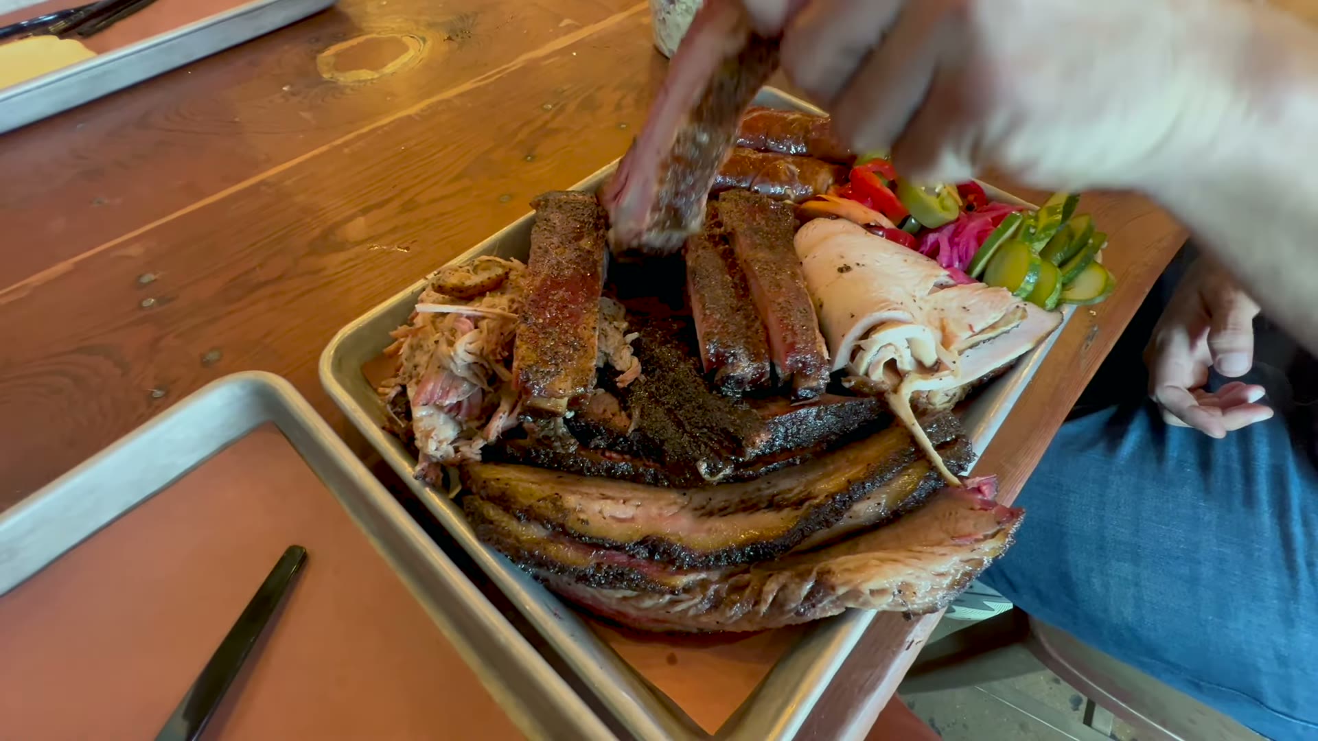 Brisket de Truth BBQ cortado mostrando el bark