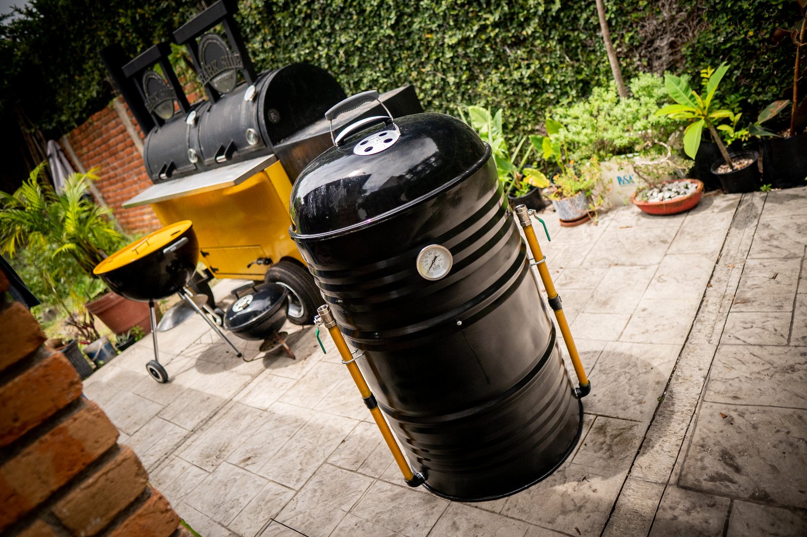 Costillas terminadas en el ugly drum smoker recién construido