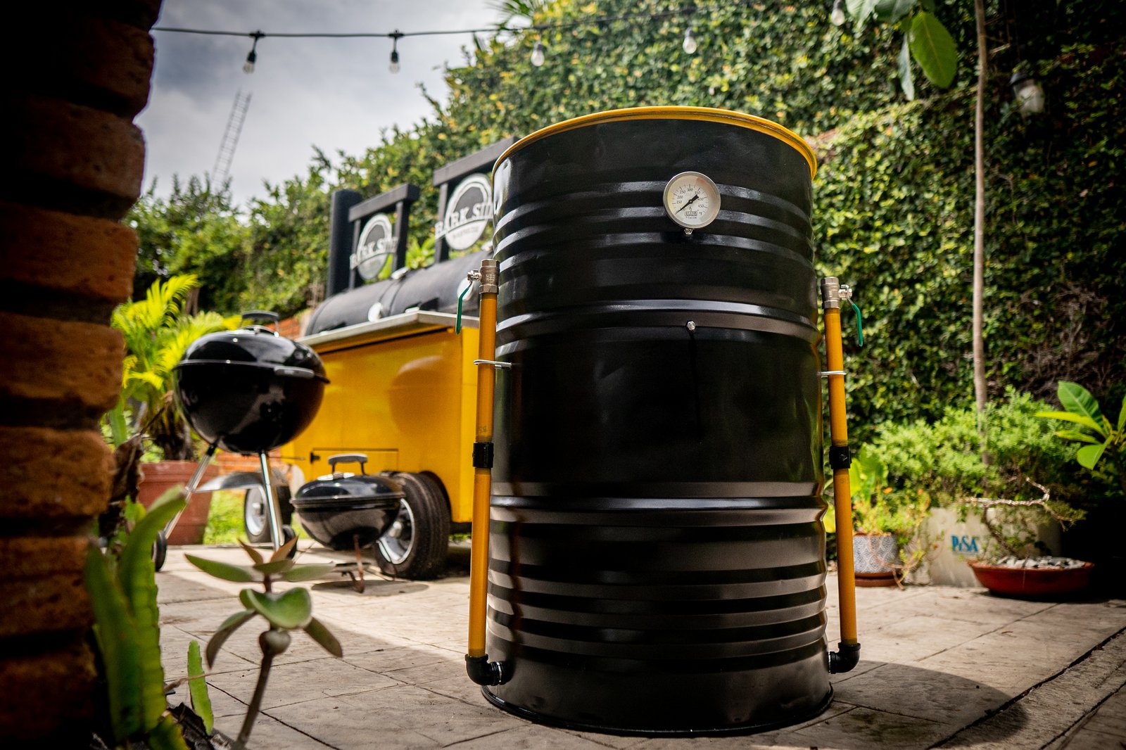 Ugly drum smoker terminado con costillas adentro