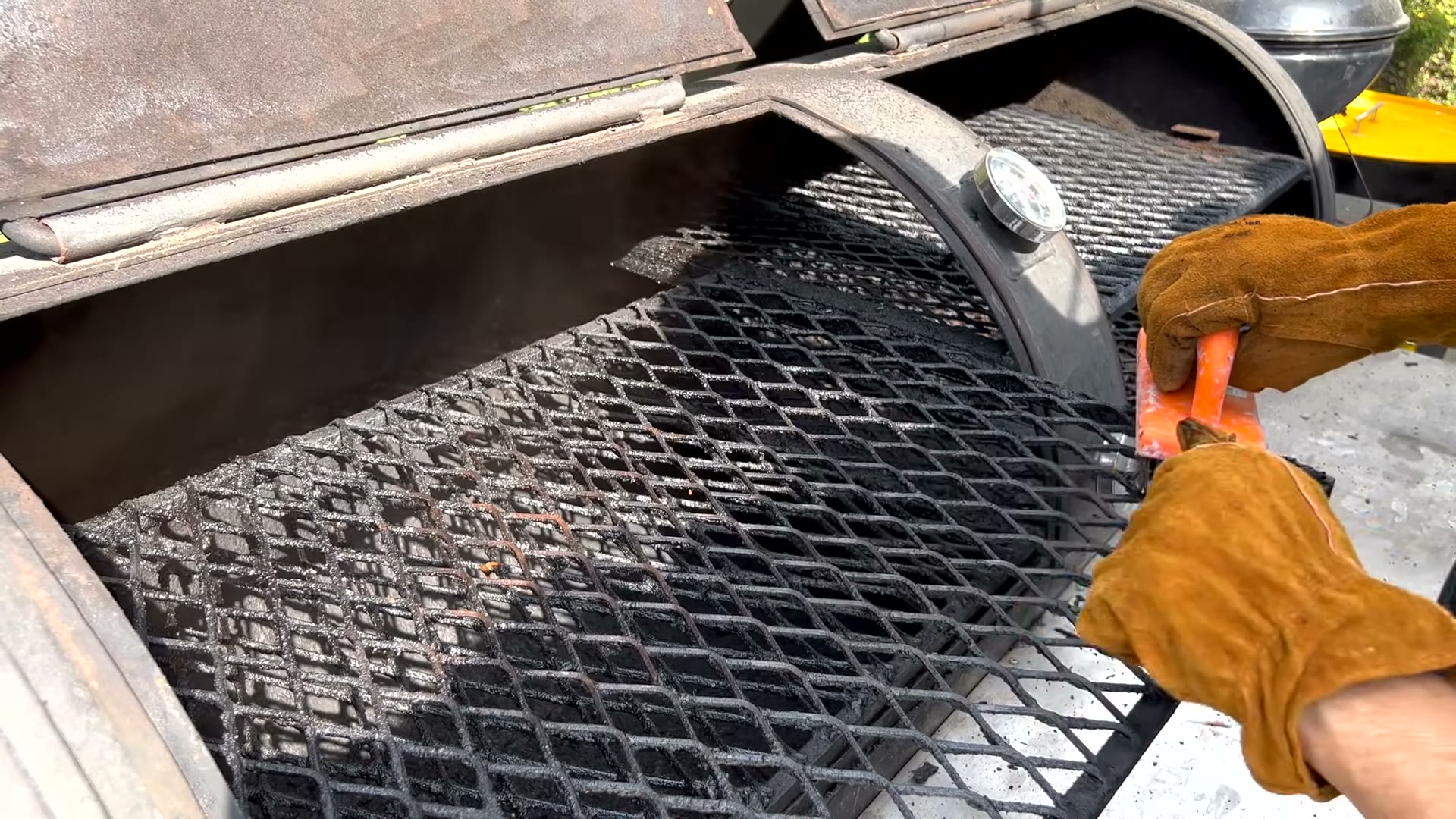 Cepillando las parrillas con cepillo de alambre industrial