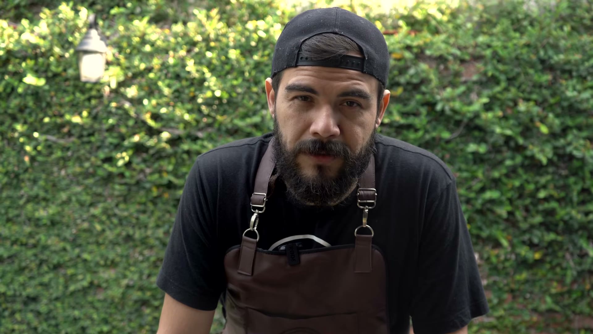 Rasurando la capa de grasa de la parte superior del brisket