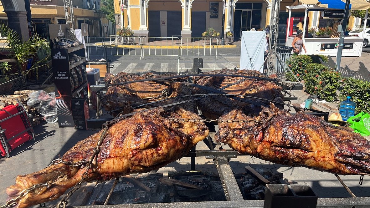La vaca entera terminada tras 24 horas de cocción
